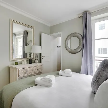 Pick A Flat's In Montmartre - Rue Lepic * Paris