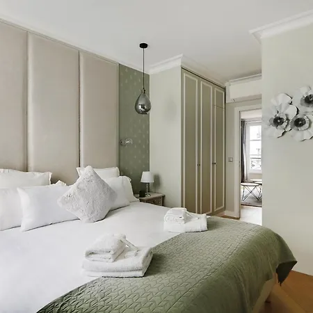 Pick A Flat's In Montmartre - Rue Lepic Paris
