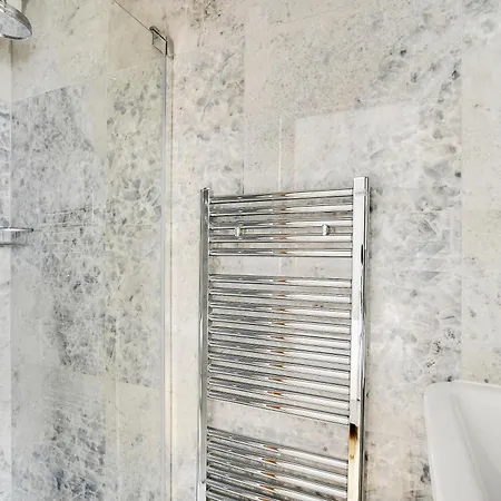 Pick A Flat's In Montmartre - Rue Lepic *