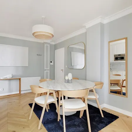 Pick A Flat's In Montmartre - Rue Lepic