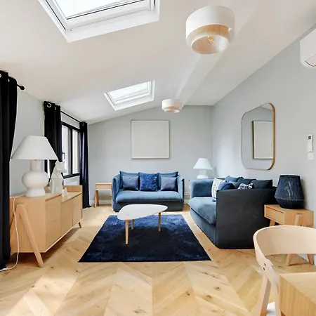 Pick A Flat's In Montmartre - Rue Lepic *