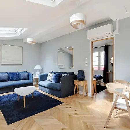 Pick A Flat's In Montmartre - Rue Lepic * Paris