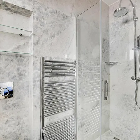 Pick A Flat's In Montmartre - Rue Lepic *