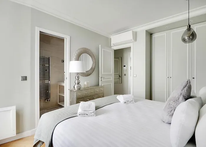 Pick A Flat's In Montmartre - Rue Lepic