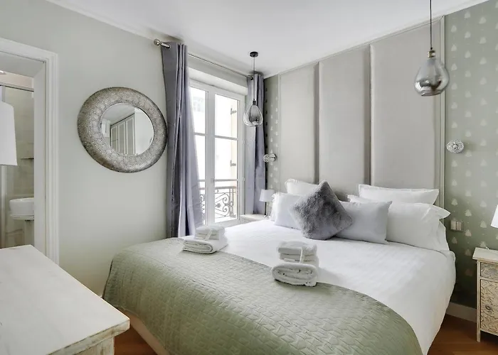 Pick A Flat's In Montmartre - Rue Lepic