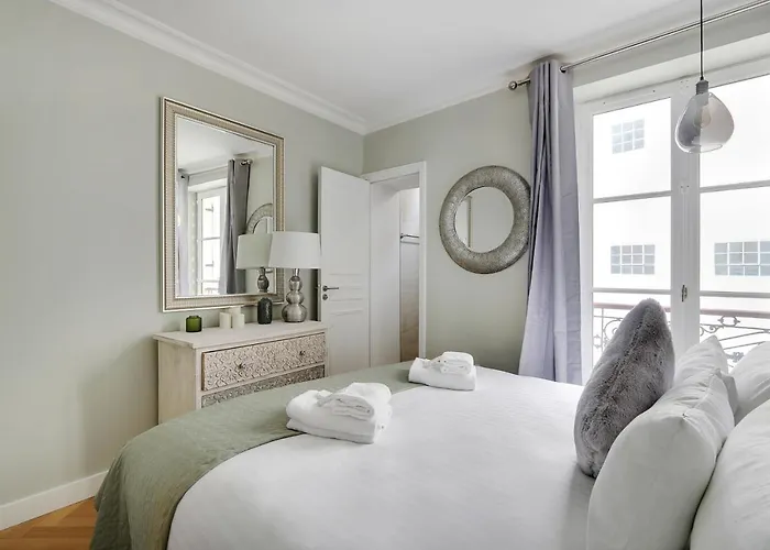 Pick A Flat's In Montmartre - Rue Lepic * باريس