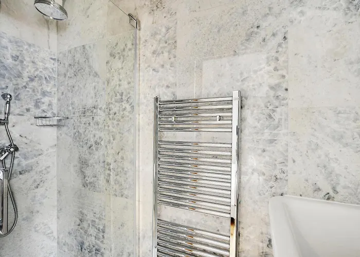 Pick A Flat's In Montmartre - Rue Lepic *