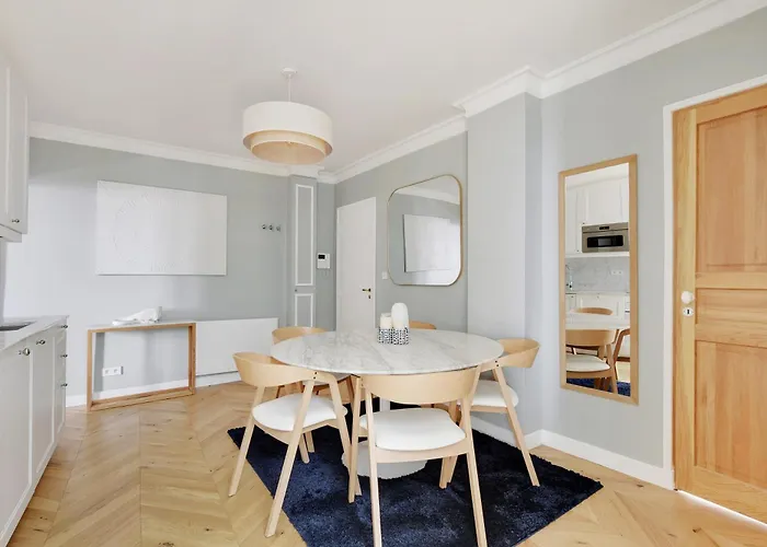 Pick A Flat's In Montmartre - Rue Lepic