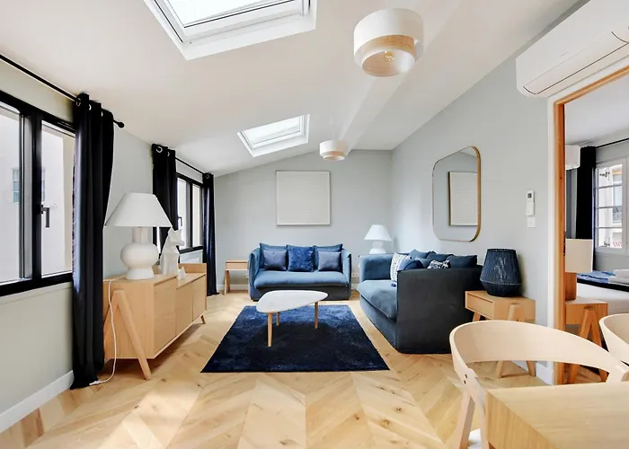 Pick A Flat's In Montmartre - Rue Lepic *