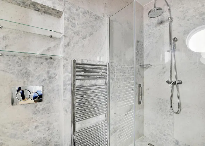 Pick A Flat's In Montmartre - Rue Lepic *